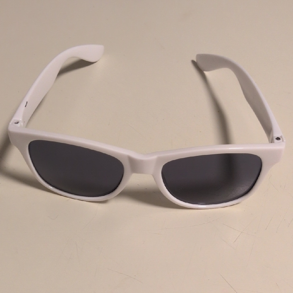 White‎ Sunglasses with Dark Lenses